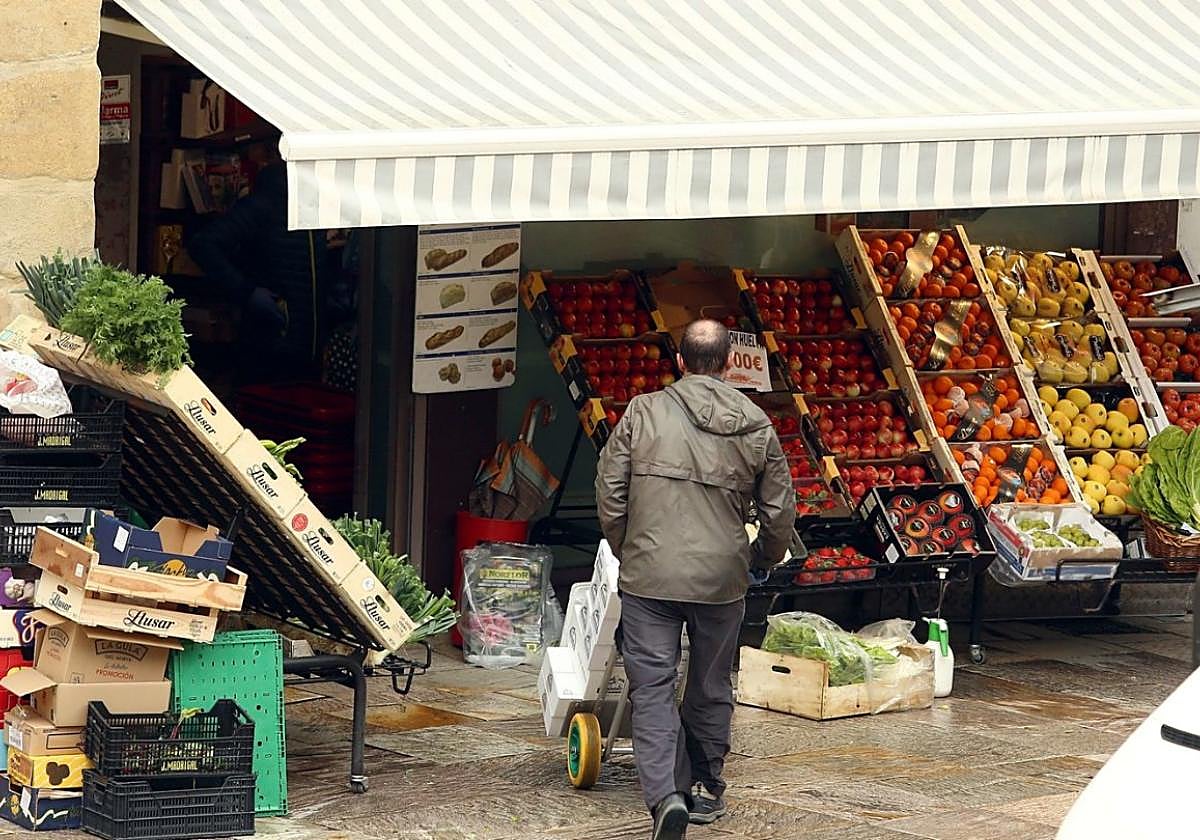 Uno de los comercios situados en el casco antiguo de Lezo.