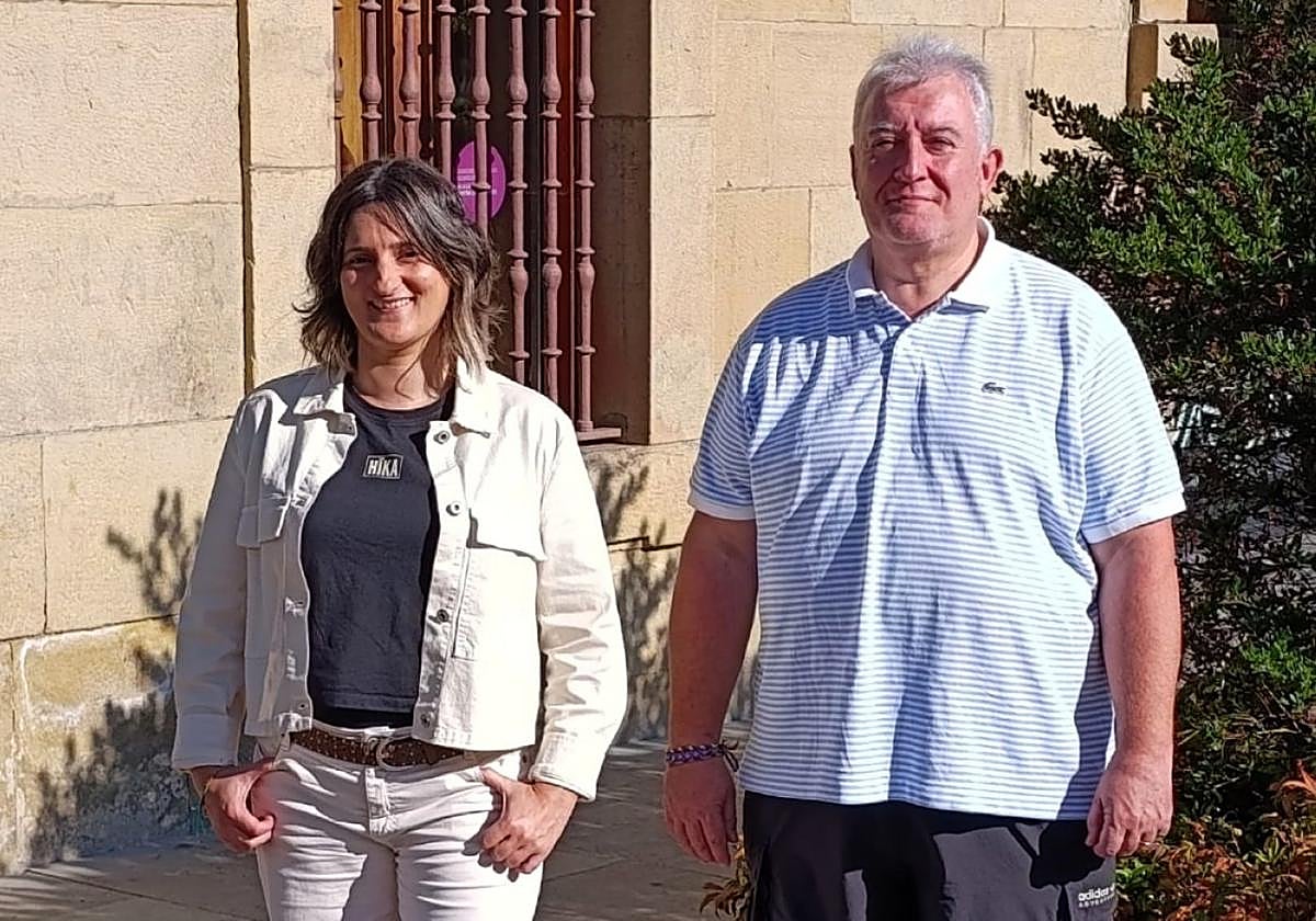 Edurne González e Ibon Alzelai, quien toma las riendas de la agrupación municipal de EH Bildu en Legazpi.