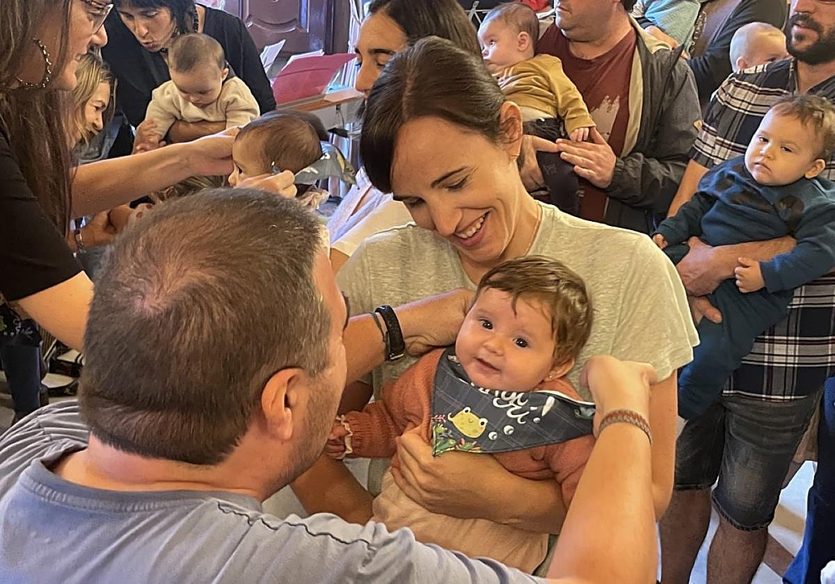 La tradición 'Atsolorra' cita a la nueva generación de 'txantxikis' y sus familias al Ayuntamiento.