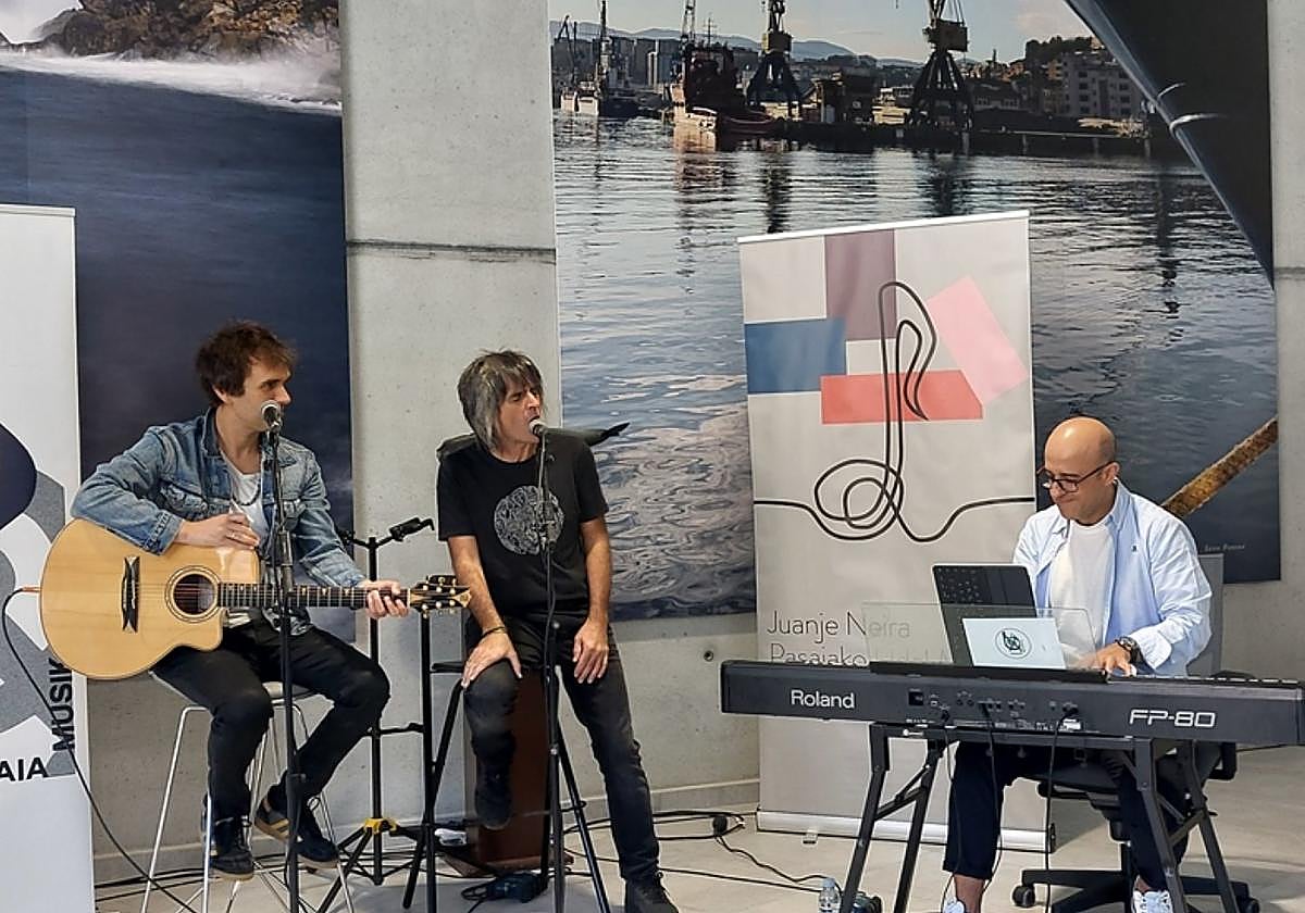 Un momento de la actuación del grupo junto con Josu Elberdin.