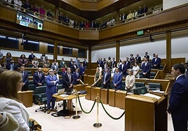 Todos los partidos, incluido Vox, participan en el minuto de silencio por el «genocidio en Gaza» en el Parlamento Vasco