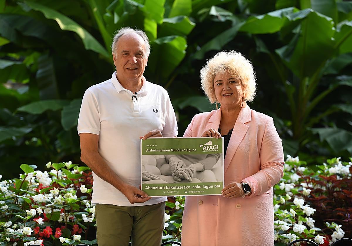 La diputada de Cuidados y Políticas Sociales, Maite Peña y el presidente de Afagi, Iñaki Olalde