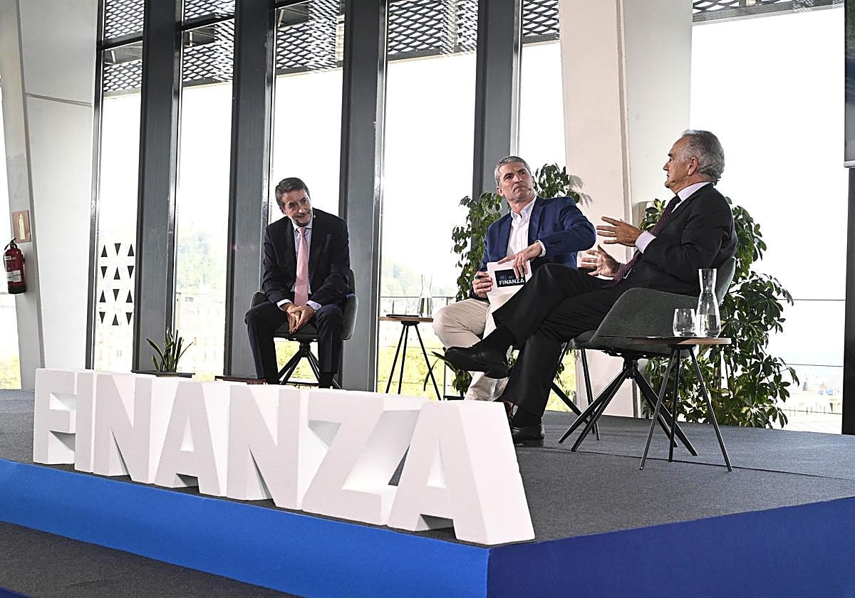 De izquierda a derecha: Josu Jon Imaz, consejero delegado de Repsol, Urko Odriozola, de Elkargi, y Antón Pradera, presidente de CIE Automotive, durante el Foro Finanza de Elkargi de este jueves, que cuenta con el apoyo de El Diario Vasco, El Correo y la Diputación Foral de Gipuzkoa.