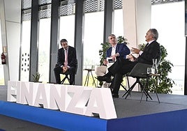 De izquierda a derecha: Josu Jon Imaz, consejero delegado de Repsol, Urko Odriozola, de Elkargi, y Antón Pradera, presidente de CIE Automotive, durante el Foro Finanza de Elkargi de este jueves, que cuenta con el apoyo de El Diario Vasco, El Correo y la Diputación Foral de Gipuzkoa.