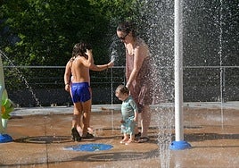 Una familia se refresca en un parque de agua en Eibar.
