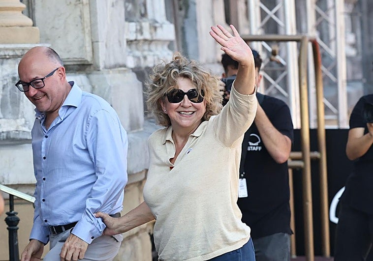 Esther García, recibida por Rebordinos a su llegada al Hotel María Cristina.