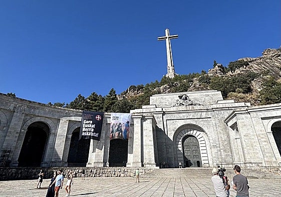 Los dos grandes carteles en los muros de Cuelgamuros.