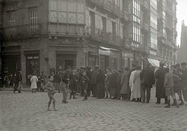Cola ante el estanco de la calle Loiola en 1920.