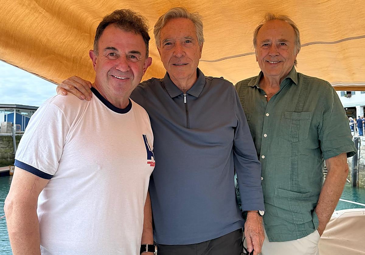 Berasategui, Iñaki Gabilondo y Joan Manuel Serrat el domingo en el muelle donostiarra.