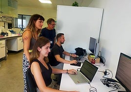 Nora Fernández (de pie) y su equipo de investigación de la Facultad de Medicina.