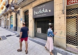 La tienda Bedda de Donostia con la persiana echada este jueves.