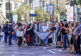 Los manifestantes han usado pañuelos palestinos para formar la cadena humana en algunos tramos