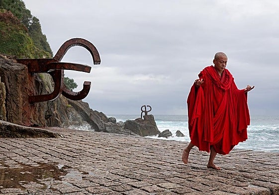 El actor Lee Kang-Sheng, durante el rodaje de 'El caminante' en el Peine del Viento de Donostia.
