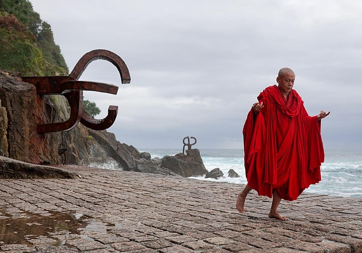 El actor Lee Kang-Sheng, durante el rodaje de 'El caminante' en el Peine del Viento de Donostia.