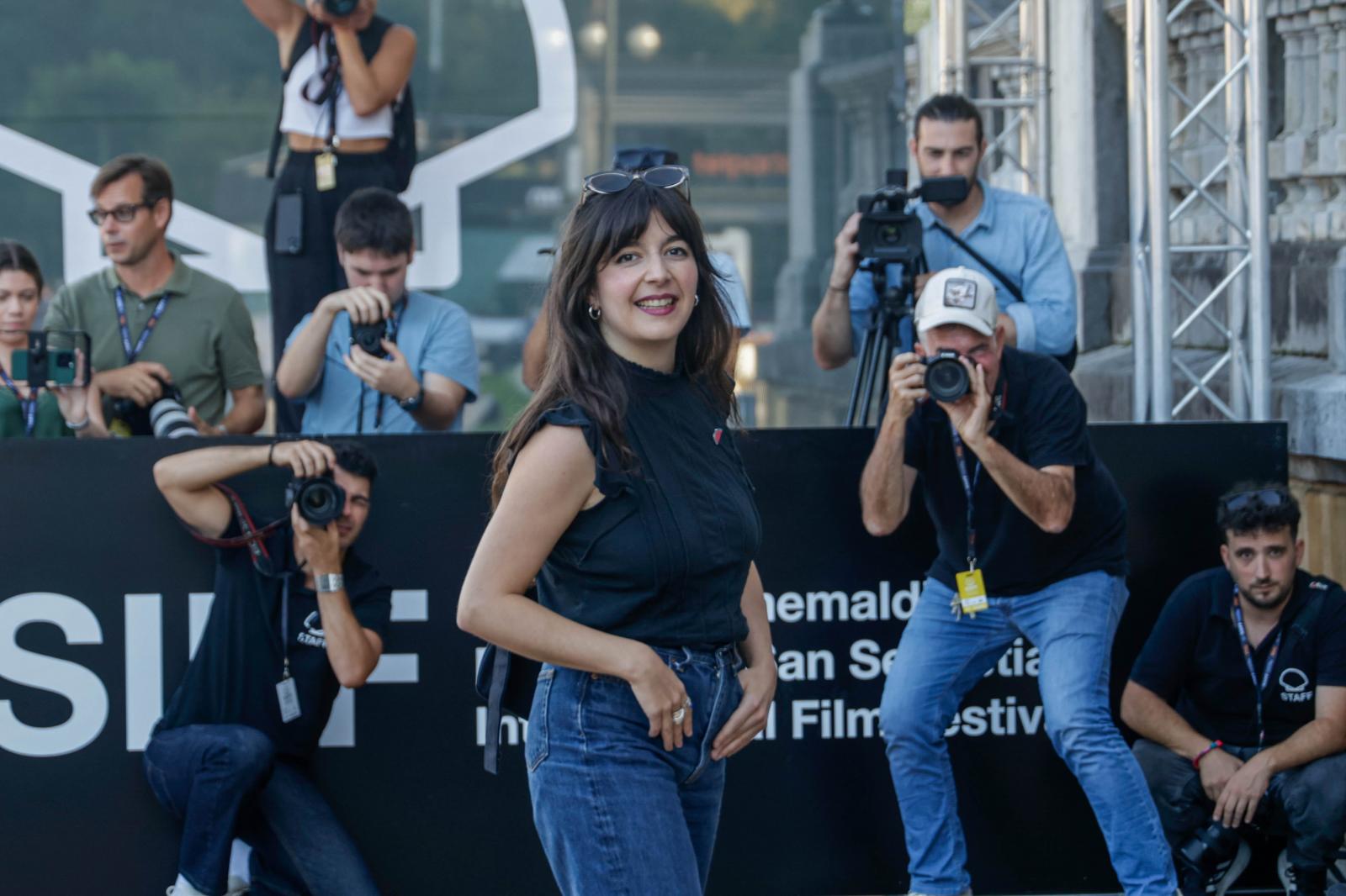 Laura Carreira se ha mostrado muy cercana con los fans a su llegada a Donostia. La directora forma parte del Jurado Oficial.