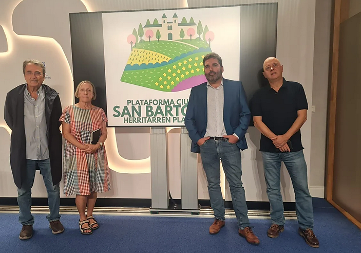 Odón Elorza, a la derecha, en una rueda de prensa reciente de la plataforma de San Bartolomé.