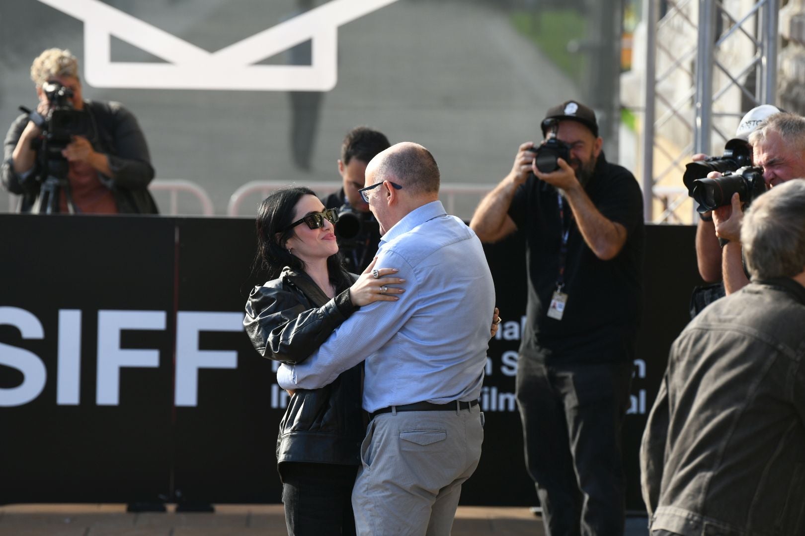 José Luis Rebordinos saluda a Lali Esposito a su llegada a Donostia. 