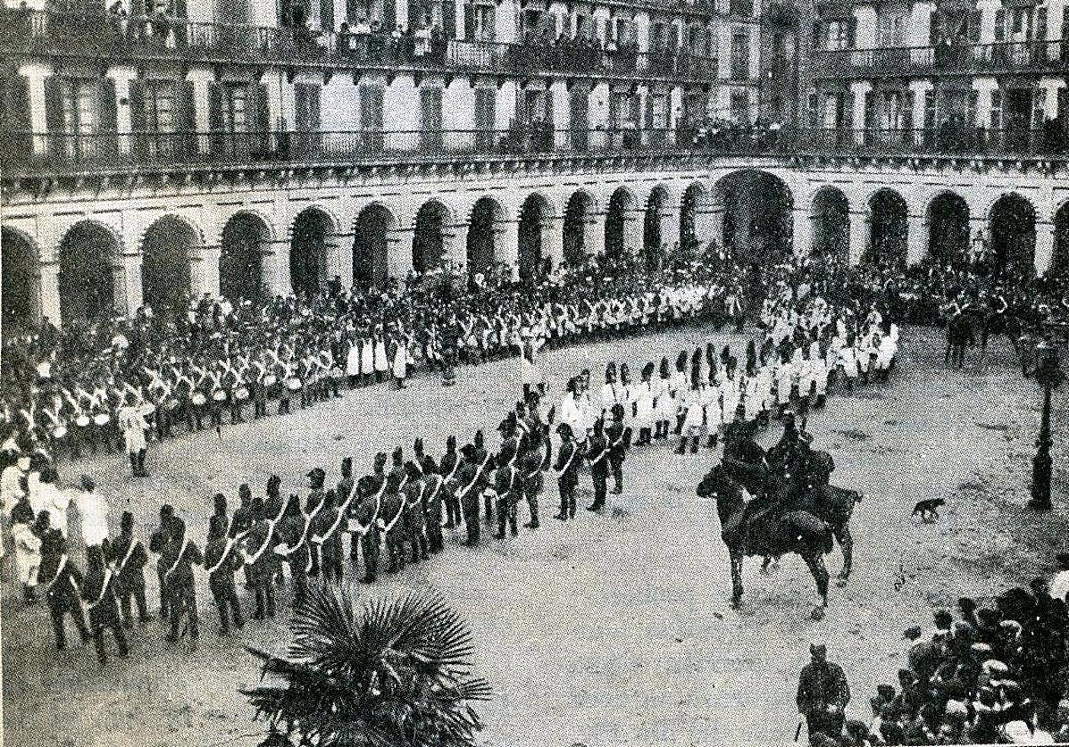 Tamborrada del Centenario en la plaza de la Constitución.