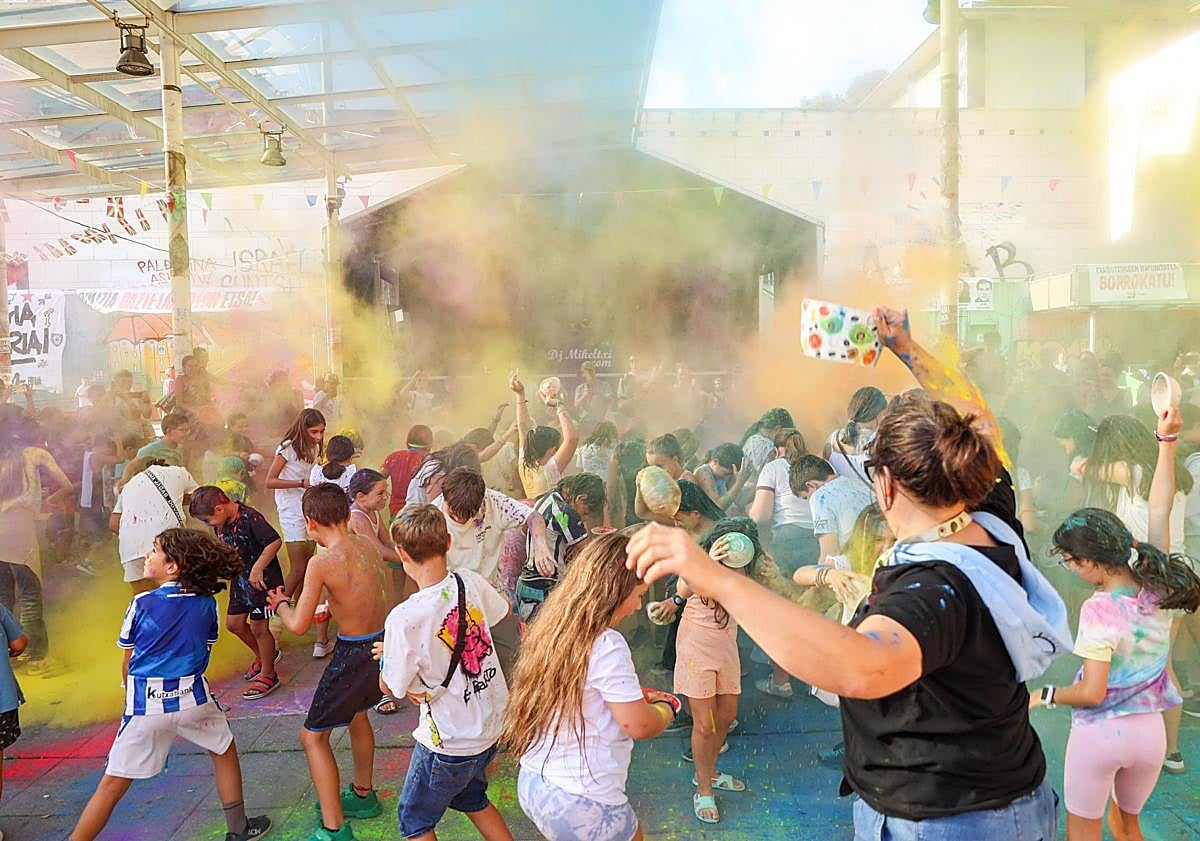 Imagen principal - Chupinazo infantil de los Porrontxos el jueves en Egia.