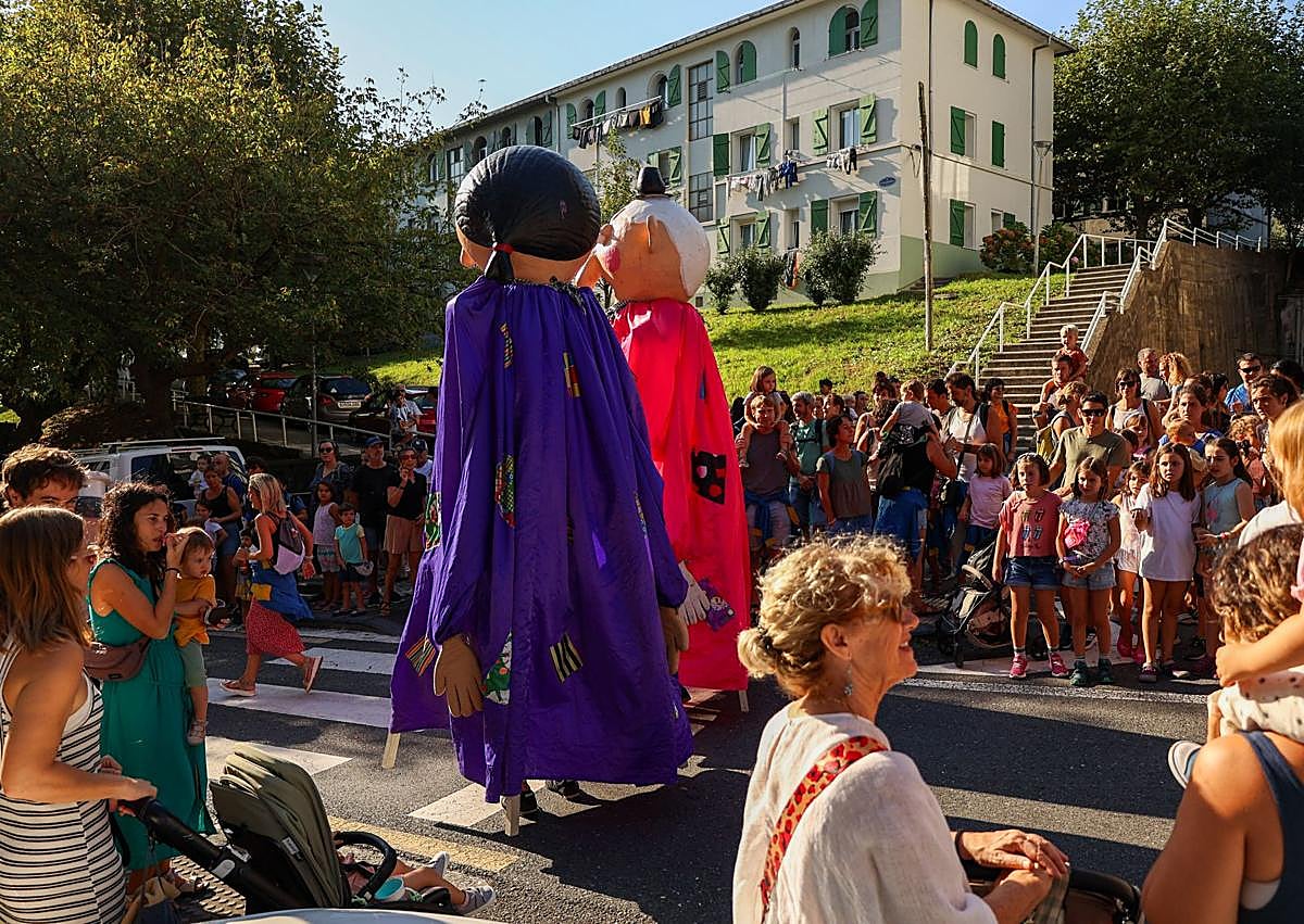 Imagen secundaria 1 - Chupinazo infantil de los Porrontxos el jueves en Egia.
