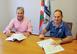 Felix Urkola diputatua eta Joxe Ramon Eizagirre alkatea hitzarmenaren sinadura ekitaldian.