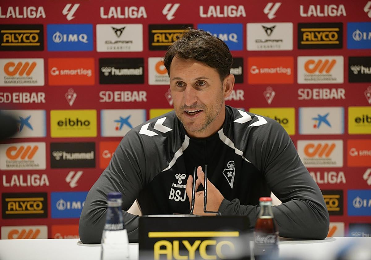 Beñat San José y Jon Ansotegi en sus respectivas conferencias de prensa.