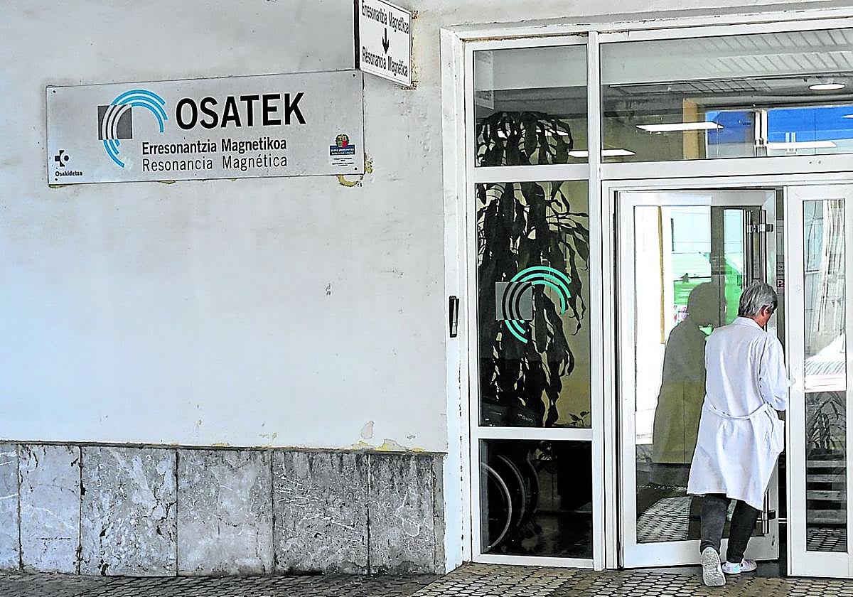 Un sanitario accede a la sede de la sociedad pública Osatek, que gestiona las resonancias en Euskadi, en el Hospital Donostia.