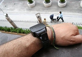 Un hombre muestra una pulsera antimaltrato, que detecta si el agresor se acerca a su víctima a menos de lo dictado por la orden de alejamiento.