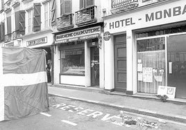 Ikurriñas en recuerdo de los miembros de ETA asesinados en Monbar, en una imagen de archivo.