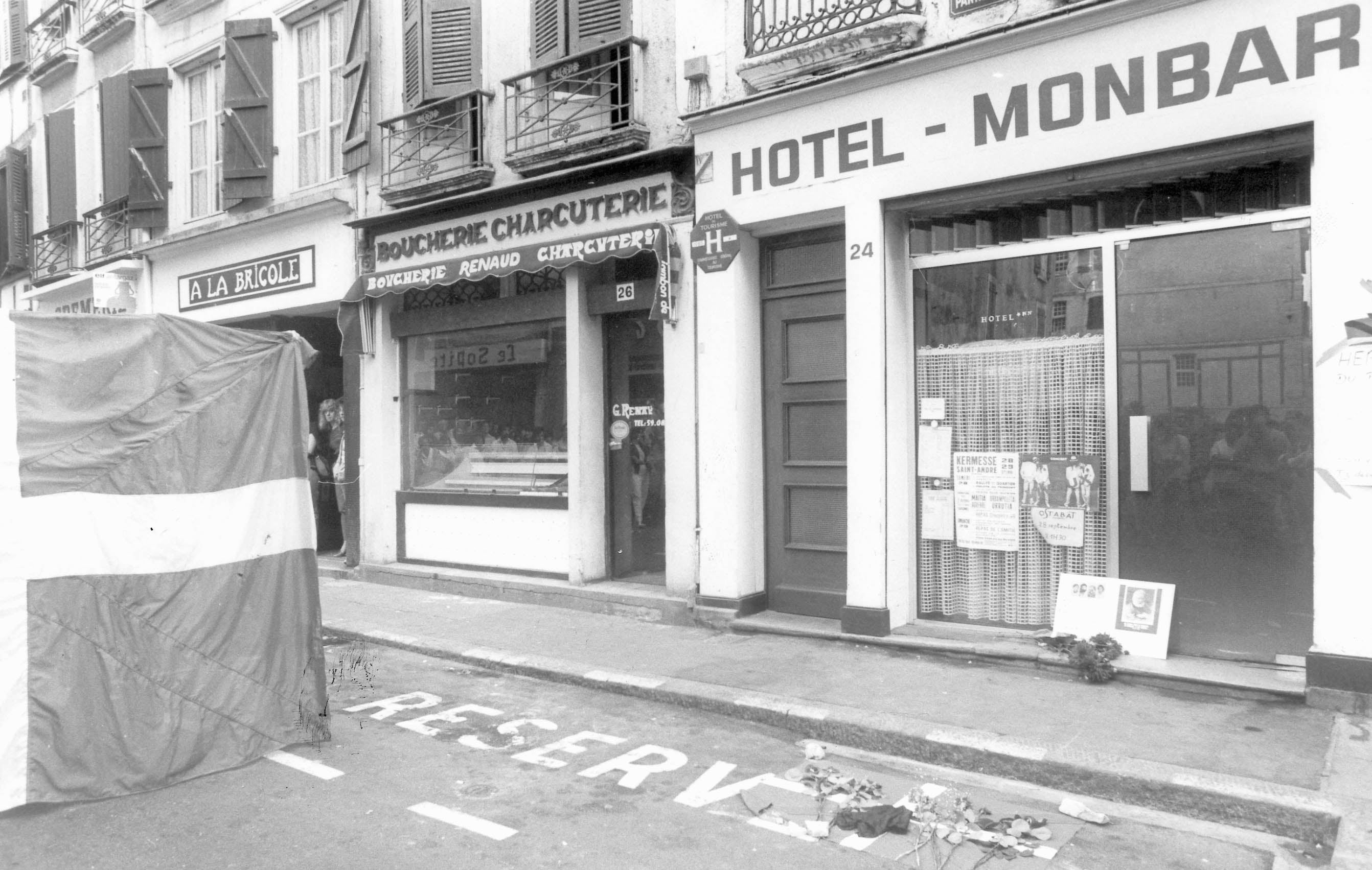 Ikurriñas en recuerdo de los miembros de ETA asesinados en Monbar, en una imagen de archivo.