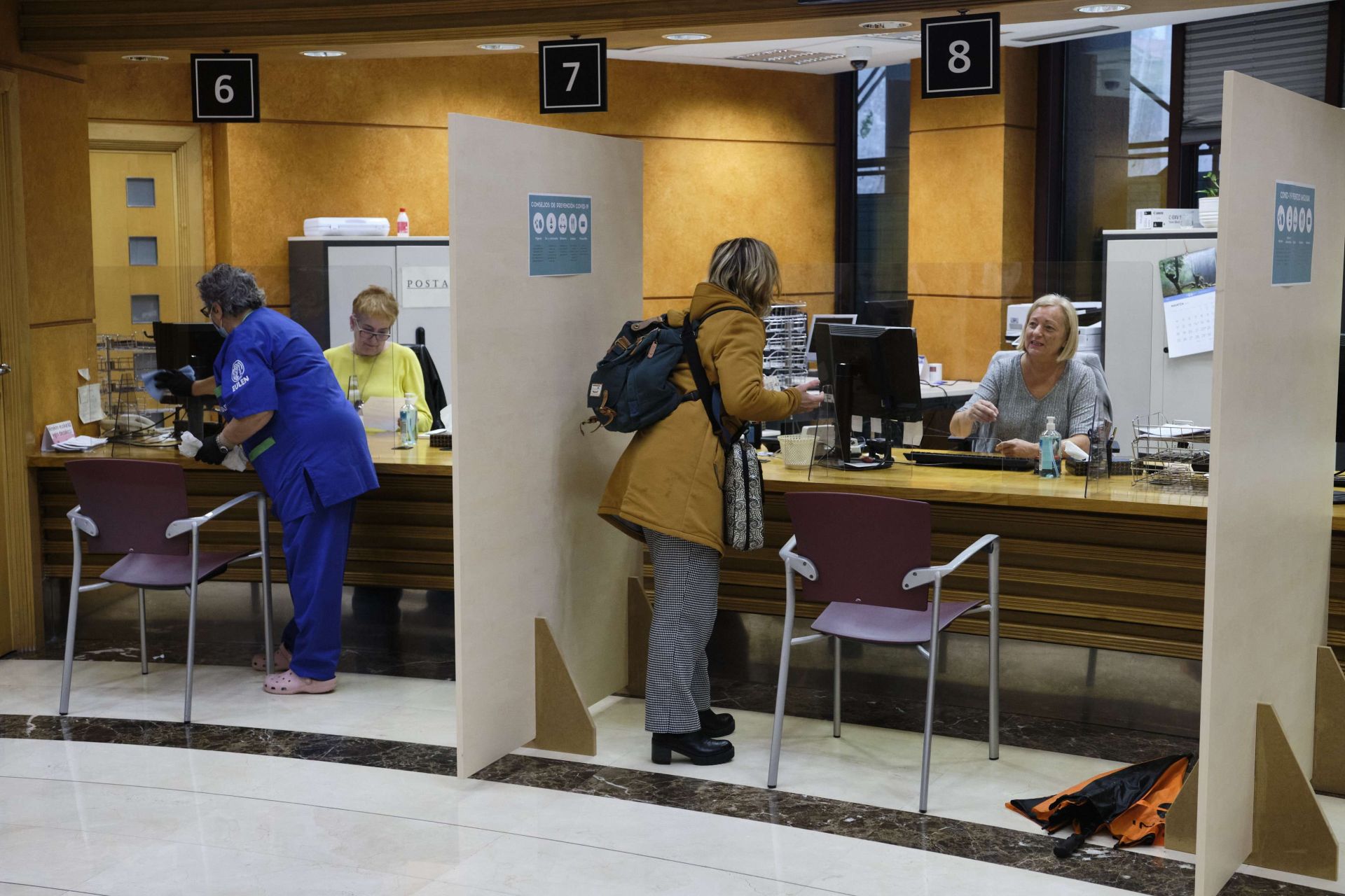 Trabajadores de la Diputación en las Torres de Errotaburu en Donostia