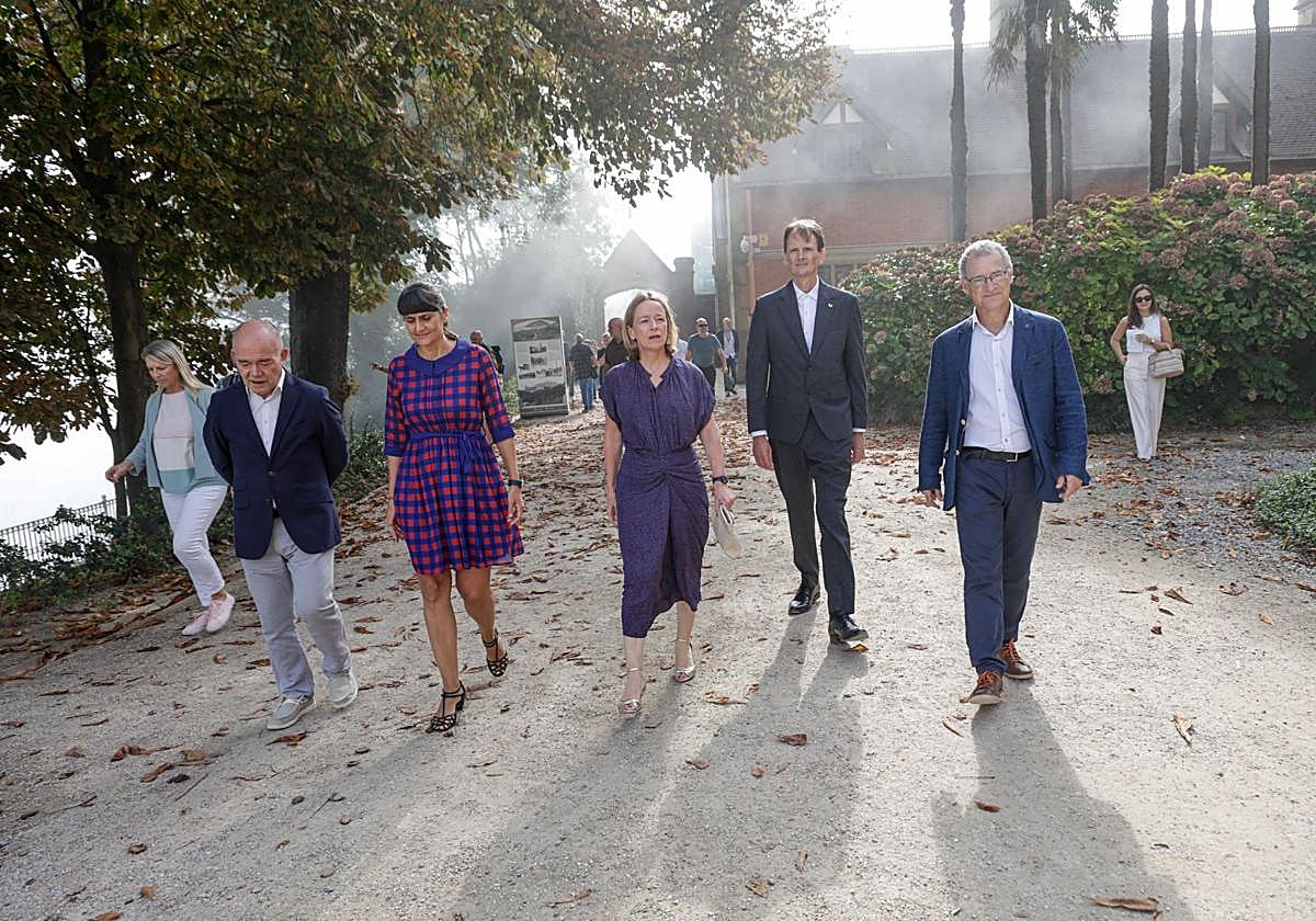 Juan Ignacio Pérez Iglesias, María González Veracruz, Eider Mendoza, Aitor Soroa y Joxerramon Bengoetxea, en el Palacio Miramar.