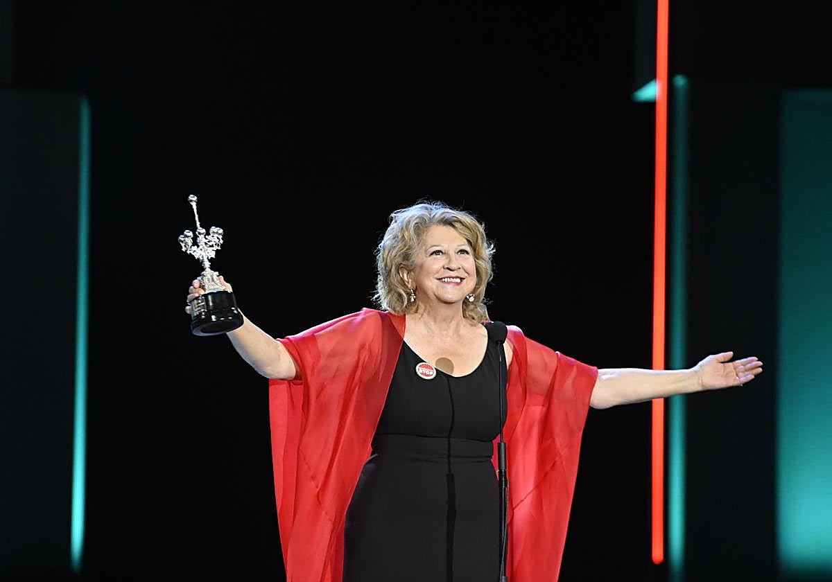 Esther García recibe el premio Donostia en la inauguración del Zinemaldia