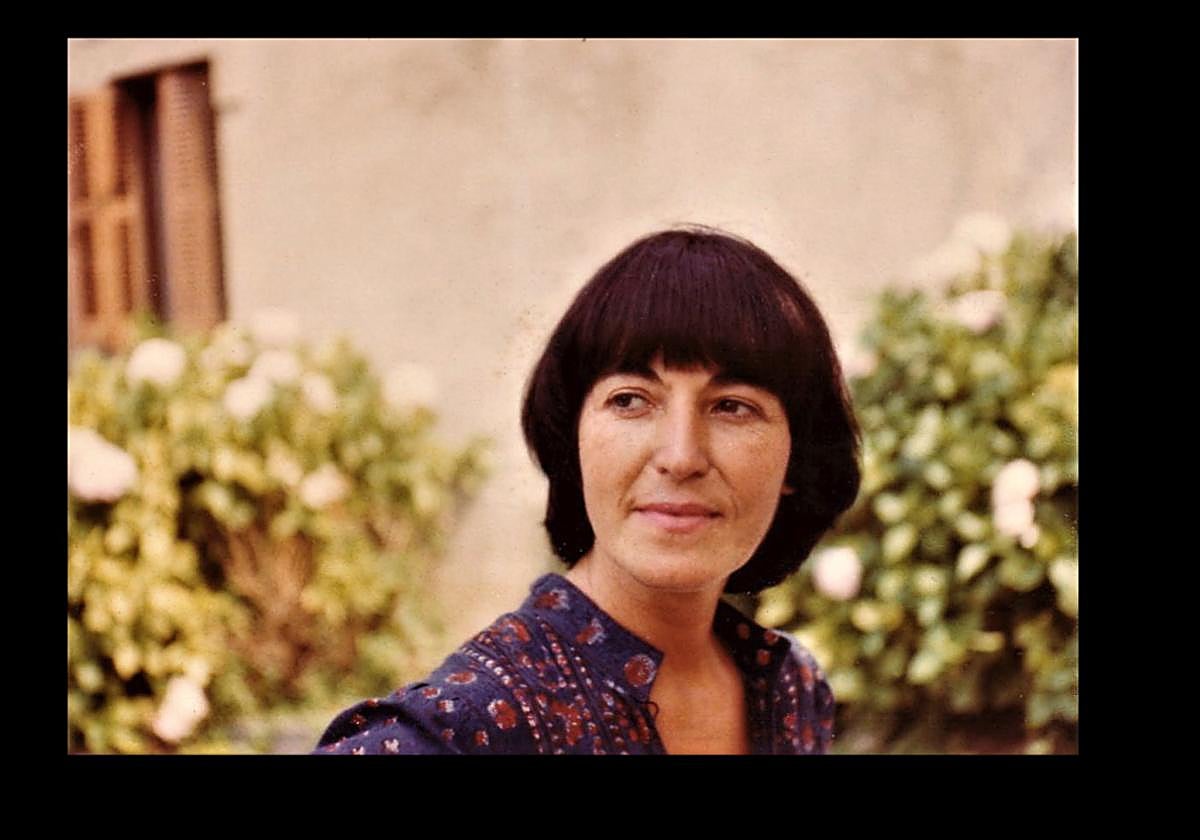 Lurdes Iriondo, promozioko irudi batean. Musikaz harago lan gehiago egin zituela ekarri dute argitara.