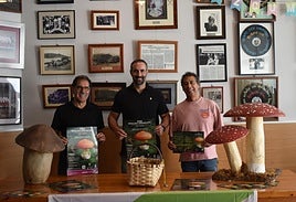 Txus Orcajo, Aitor Gorrotxategi y Patxi Lago, durante la presentación de las Jornadas Micológicas de Loiola.