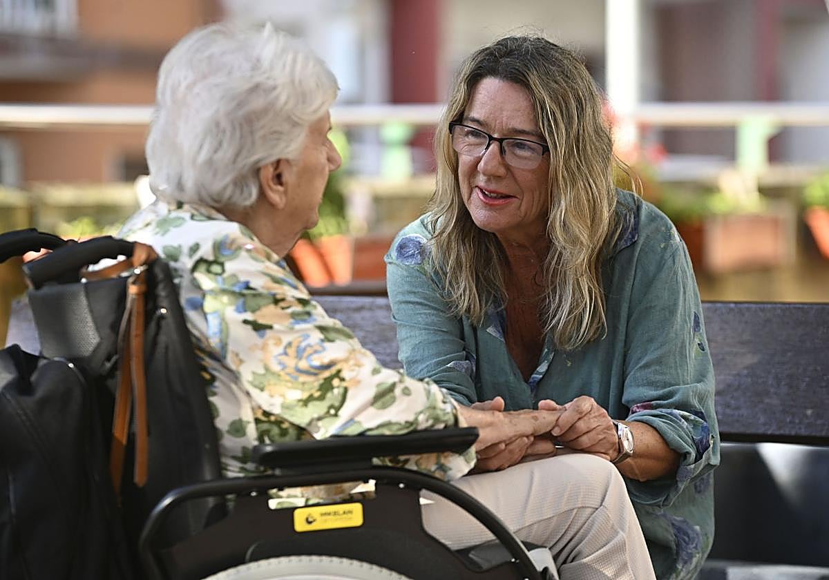Nekane Goñi habla a su madre, Luisa, a quien cuidó en casa y que en la actualidad vive en una residencia