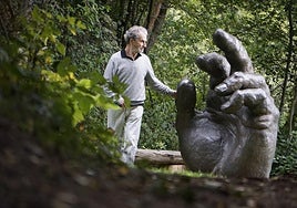 Eduardo Chillida Belzunce, junto a su obra 'Mano V' en el parque alemán.