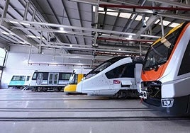 Varios trenes de CAF en las instalaciones de la compañía beasaindarra.