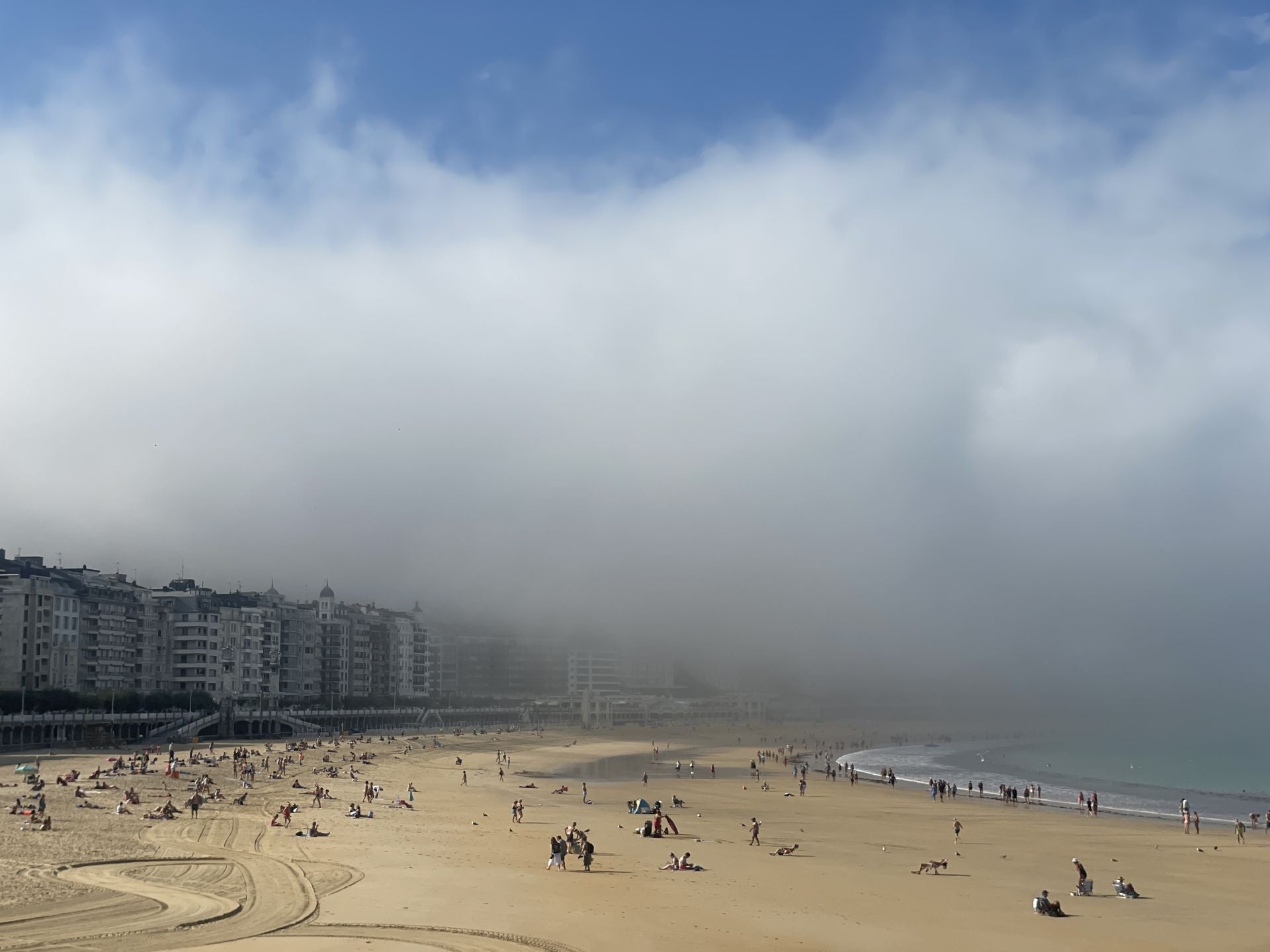 La niebla cubre la costa guipuzcoana