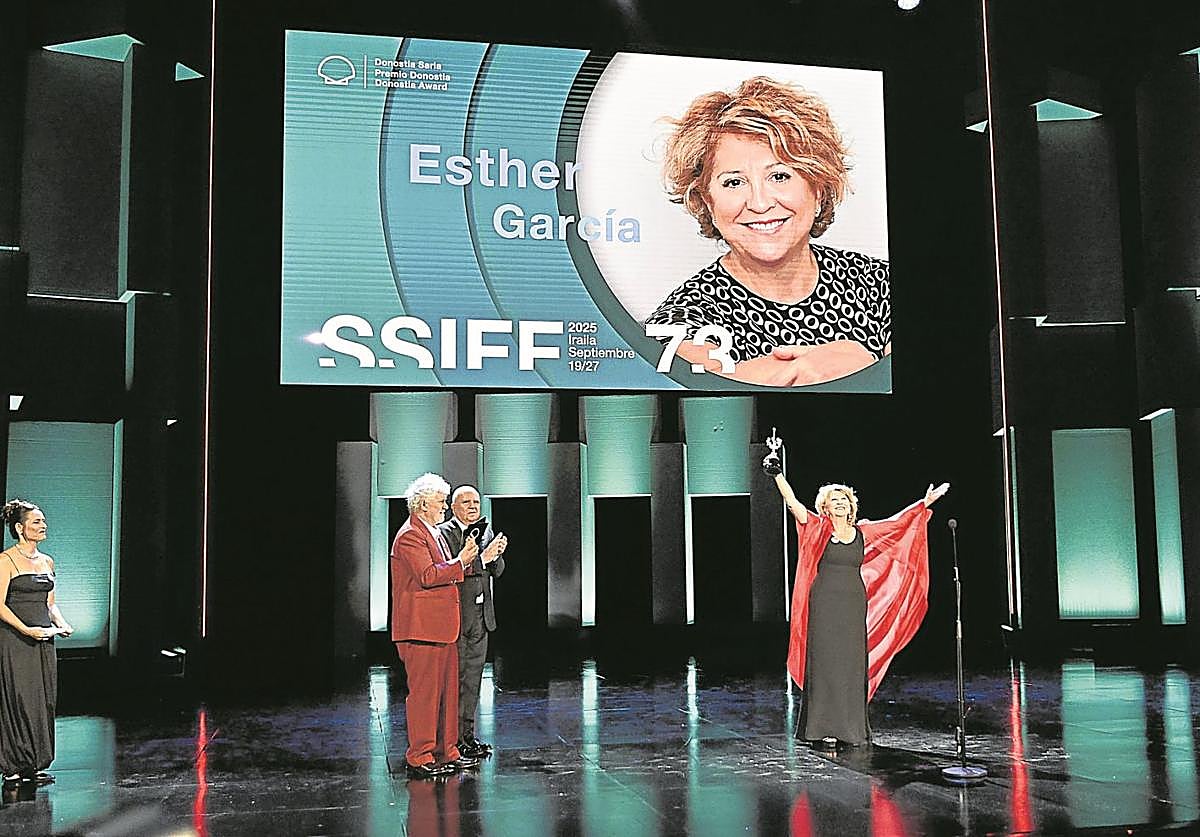 Esther García con su Premio Donostia es aplaudida por los hermanos Almodóvar y las presentadoras en la gala del Kursaal