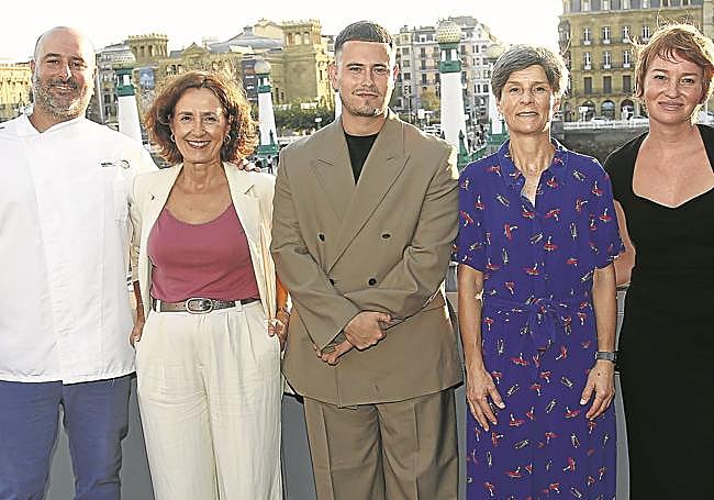 El cocinero Andrés Rodríguez, Sorkunde Irazu (Departamento de Publicidad y Eventos de EL DIARIO VASCO), Francisco Javier Ajeno (delegado del mercado nacional y portugués de Turismo de Gran Canaria), Isabel Aguirrezabala (gerente de Turismo San Sebastián) y Lorena López (técnica de Turismo Gran Canaria).
