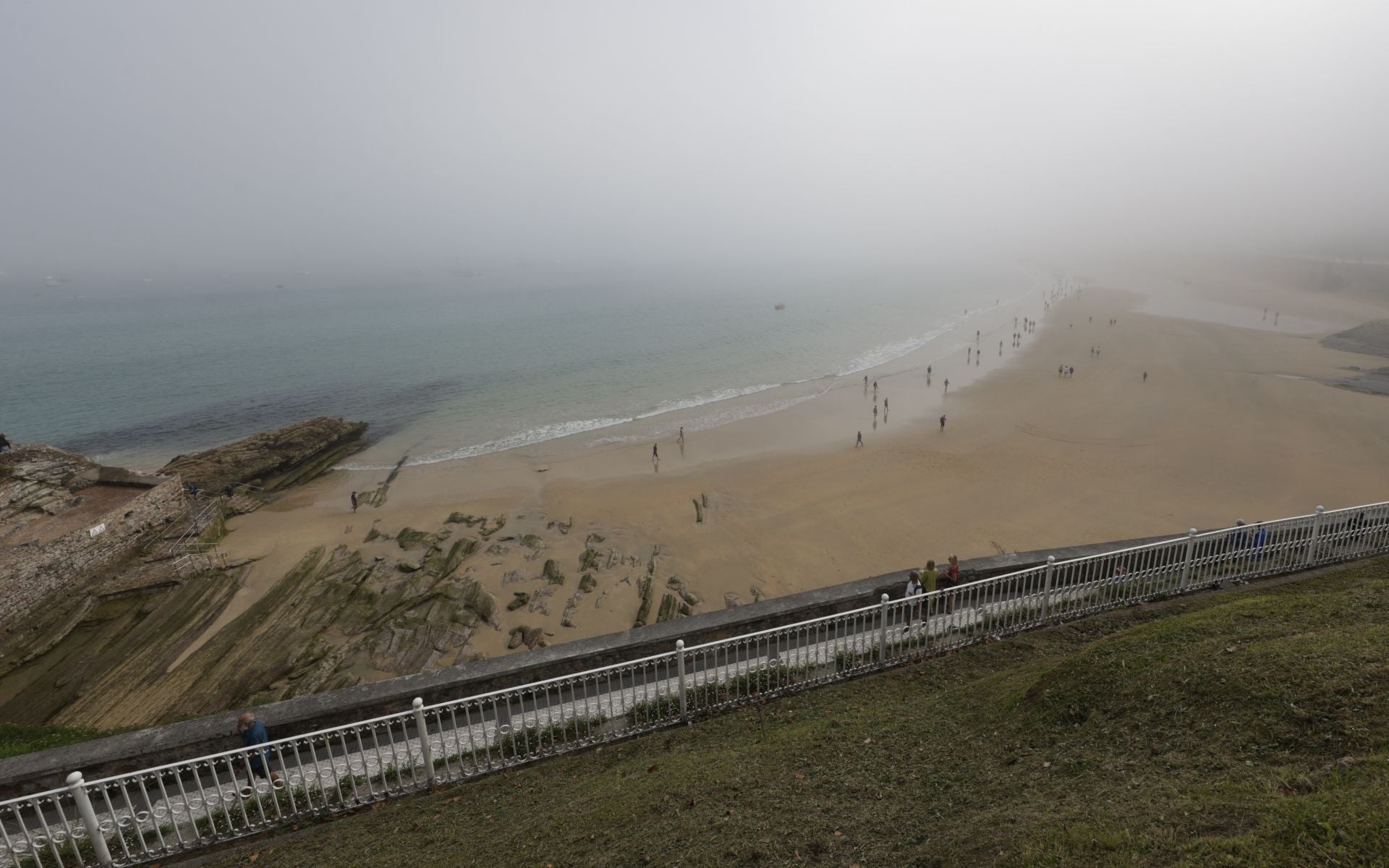 La niebla cubre la costa guipuzcoana