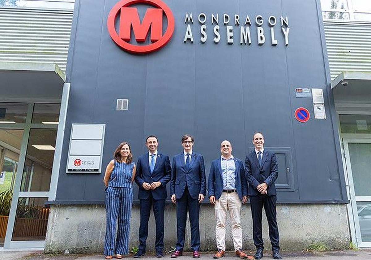 El presidente de Cataluña, Salvador Illa, durante su visita a Mondragon Assembly.