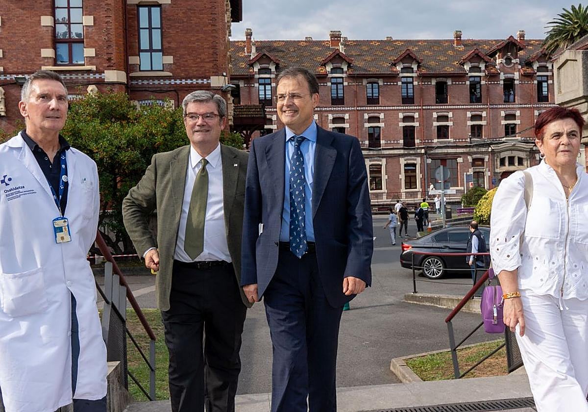 El consejero de Salud, Alberto Martínez, junto al alcalde de Bilbao, Juan Mari Aburto, en el acto de este viernes en el Hospital de Basurto.