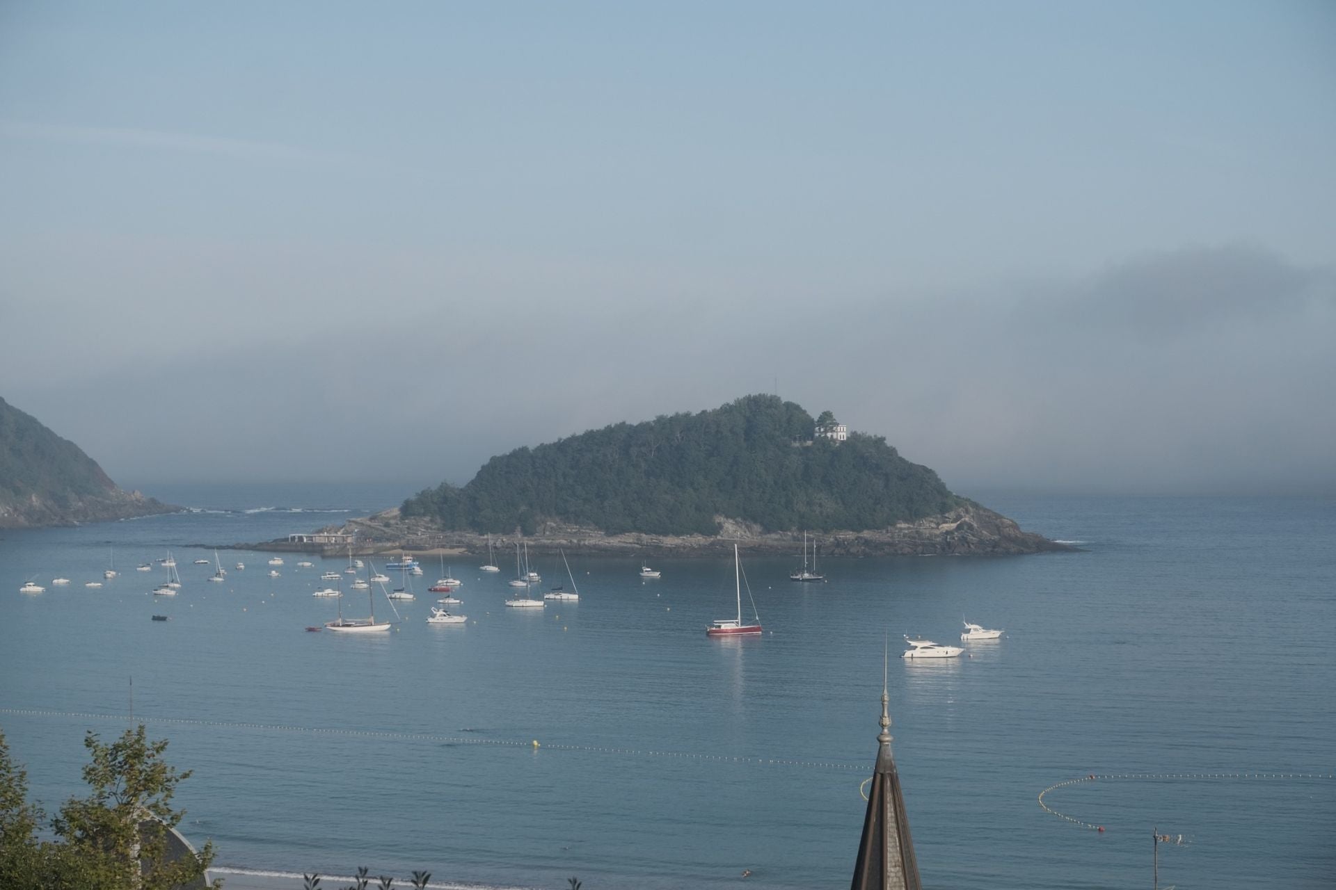 La niebla cubre la costa guipuzcoana