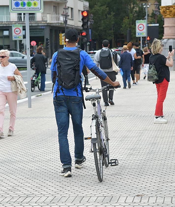 Imagen secundaria 2 - Joseba Altube, vecino de la Parte Vieja, en el bidegorri de Zurriola. Debajo, punto conflictivo frente a la estación del Norte y un ciclista echa pie a tierra en el puente de María Cristina.