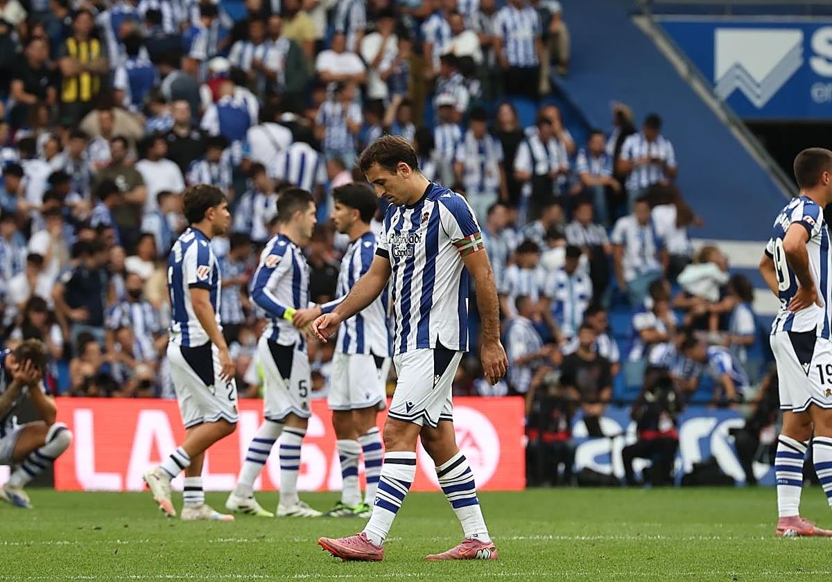 Jugadores de la Real tras el duelo del pasado sábado ante el Real Madrid en Anoeta.