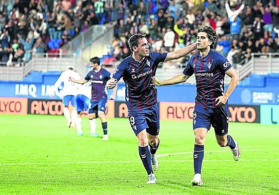 Jon Bautista celebra con Javi Martínez el gol marcado por este en el último encuentro de Ipurua ante el Andorra