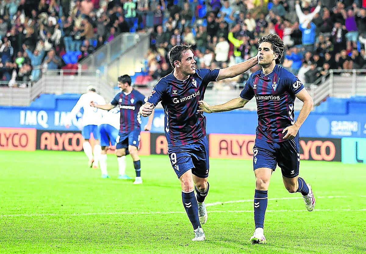 Jon Bautista celebra con Javi Martínez el gol marcado por este en el último encuentro de Ipurua ante el Andorra