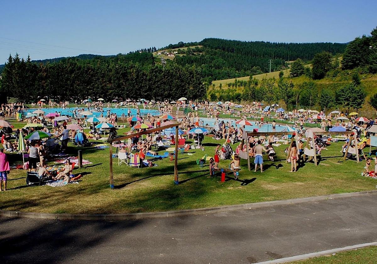 Las piscinas de Mintxeta, abarrotadas de gente un día de buen tiempo.